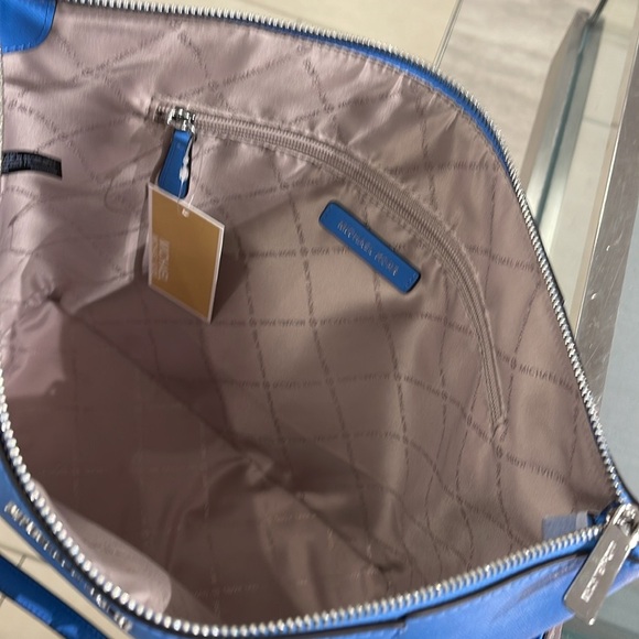 MICHAEL KORS
Jet Set Large Crossgrain Leather Top-Zip Charlotte Tote Bag
NWT - Picture 8 of 16